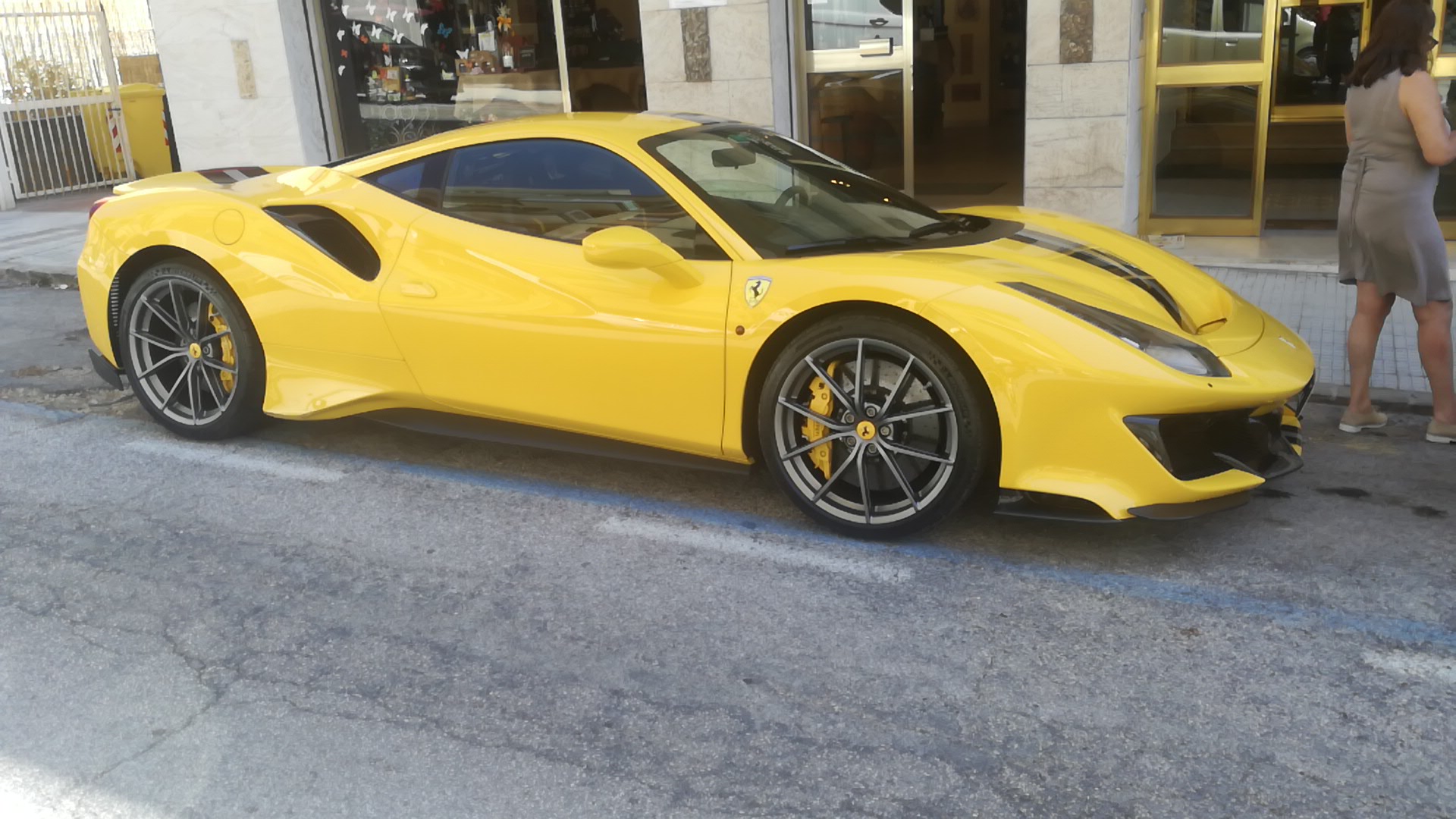 Auto gialla parcheggiata all'esterno dell'autofficina
